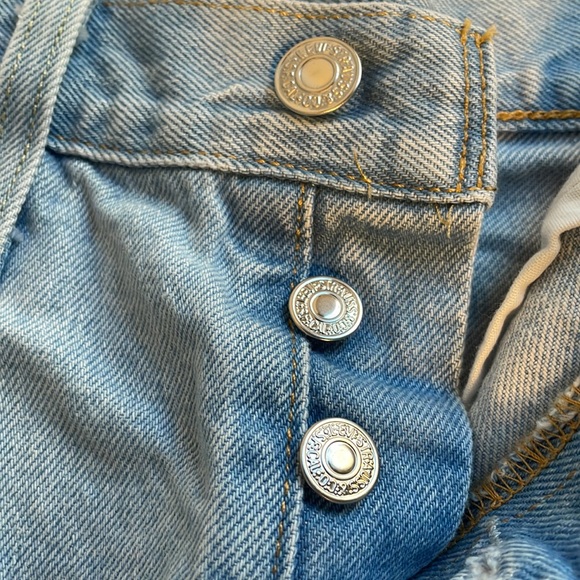 Levi 501 Shorts‎ distressed faded jean denim shorts. Size 28 high rise - Picture 5 of 10